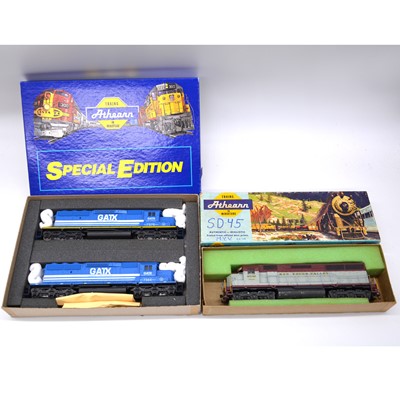 Lot 130 - Two Athern HO gauge model railway locomotives including ref 22C2 2-car set SD40-2