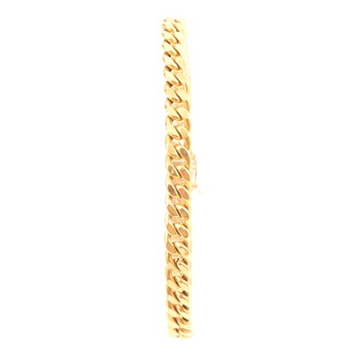 Lot 176 - A 9 carat yellow gold hollow 6.5mm gauge flat curb link bracelet.