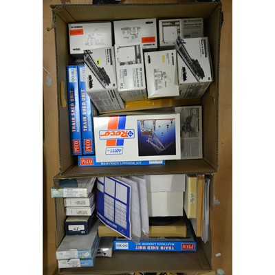 Lot 477 - Two boxes of HO gauge model railway track-side buildings, accessories, cranes and sheds