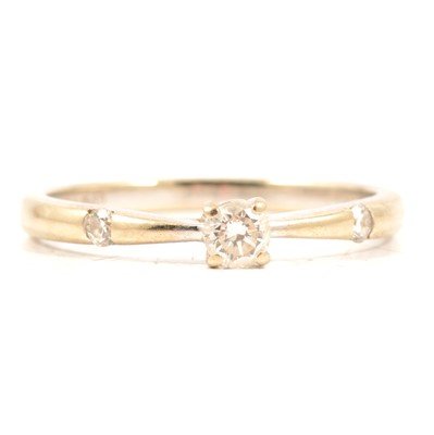 Lot 5 - A diamond solitaire ring.