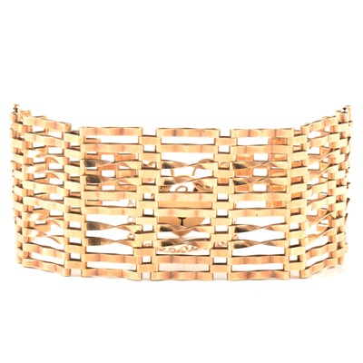 Lot 332 - A 9 carat yellow gold gate link bracelet.