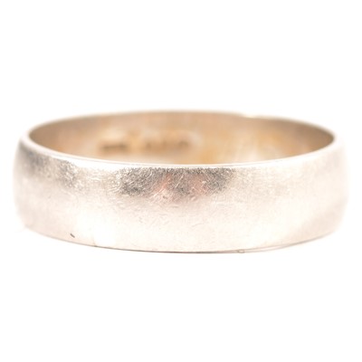 Lot 276 - A platinum wedding band.