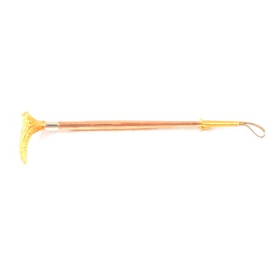 Lot 324 - A riding crop stock pin.