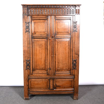 Lot 476 - Reproduction oak wardrobe