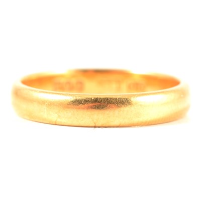 Lot 274 - An 18 carat yellow gold wedding band.