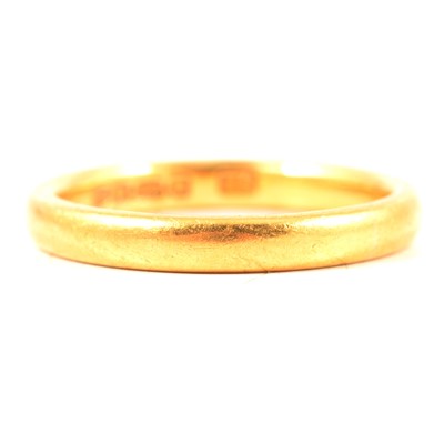 Lot 273 - A 22 carat yellow gold wedding band.