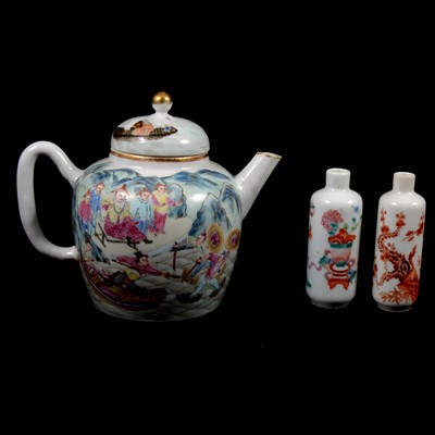 Lot 7 - Chinese porcelain teapot and a pair of miniature vases
