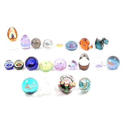 Lot 21 - Collection of glass paperweights
