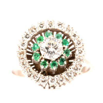 Lot 30 - An emerald and diamond reverse cluster ring.