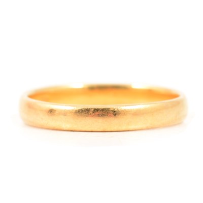 Lot 99 - A 22 carat yellow gold wedding band.