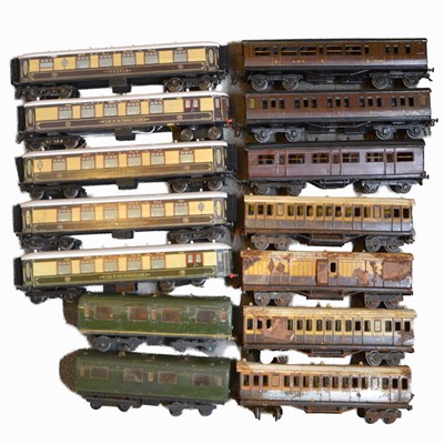 Lot 225 - Fourteen O gauge coaches, including 5-car powered Pullman set