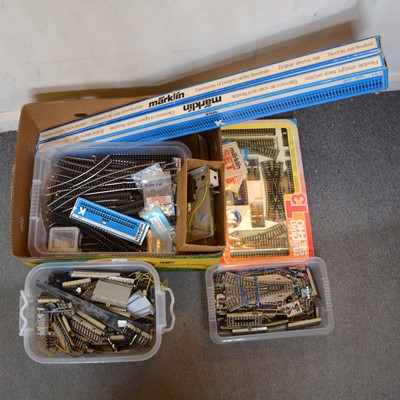 Lot 424 - A box of Marklin HO gauge model railway track, including boxed set 'T3'