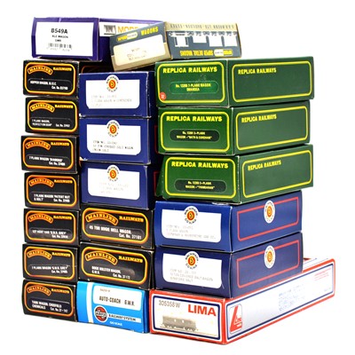 Lot 342 - Twenty-nine OO gauge freight cars, mostly boxed