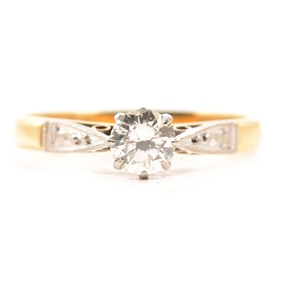 Lot 39 - A diamond solitaire ring.
