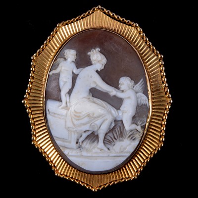 Lot 183 - A carved shell cameo brooch