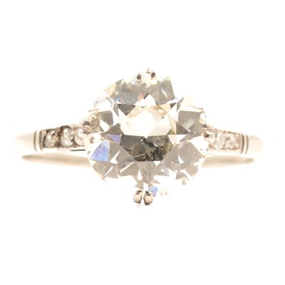 Lot 33 - A diamond solitaire ring.
