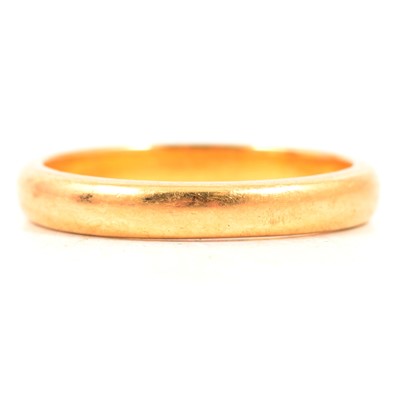 Lot 100 - A 22 carat yellow gold wedding band.