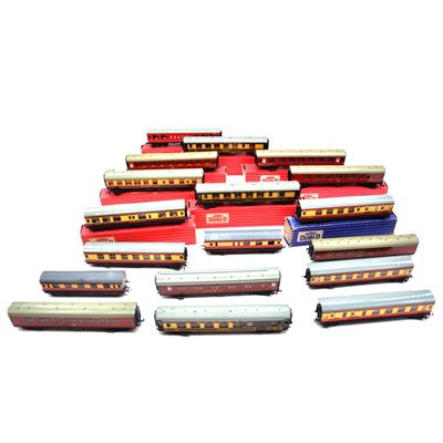 Lot 286 - Eighteen OO gauge coaches, mostly Hornby Dublo, including nine boxed