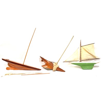 Lot 472 - Three pond yachts