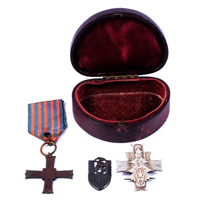 Lot 190 - WW2 Polish interest - Monte Cassino Maj 1944 medal, Polish 2 Corps and 3rd Carpathian Rifle Division badges.