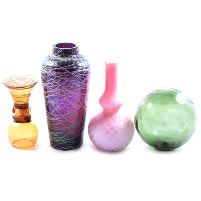 Lot 126 - Box of miscellaneous decorative glassware