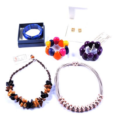 Lot 188 - A small collection of costume jewellery