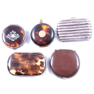 Lot 201 - Small collection of purses and sovereign cases, including silver, mother of pearl and tortoiseshell.